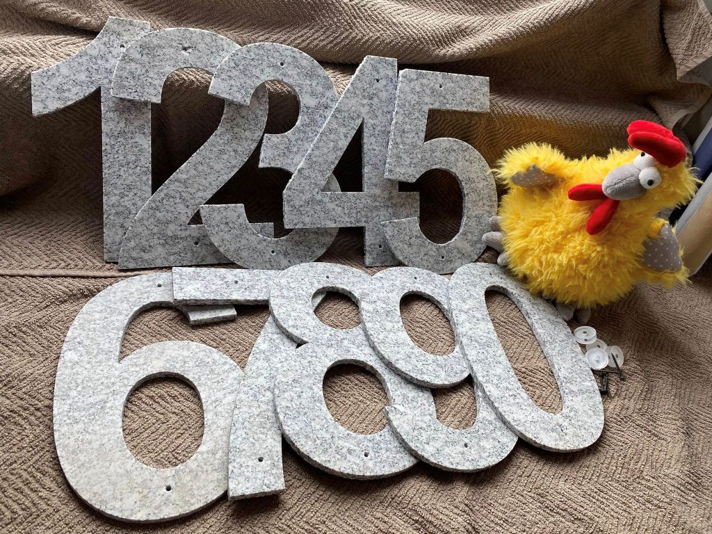 Hvit granittbenkeplate med subtile sorte årer